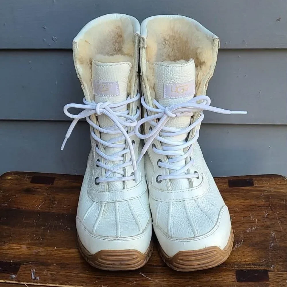 UGG White Adirondack II Shearling Snow Boot size 7 Like NEW!